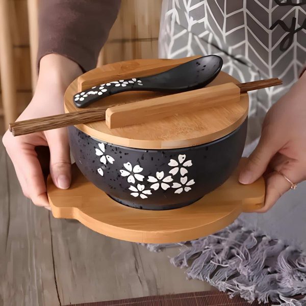Bol japonais ramen avec plateau