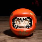 statue daruma en céramique japonaise 4