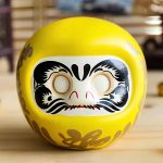 statue daruma en céramique japonaise 8