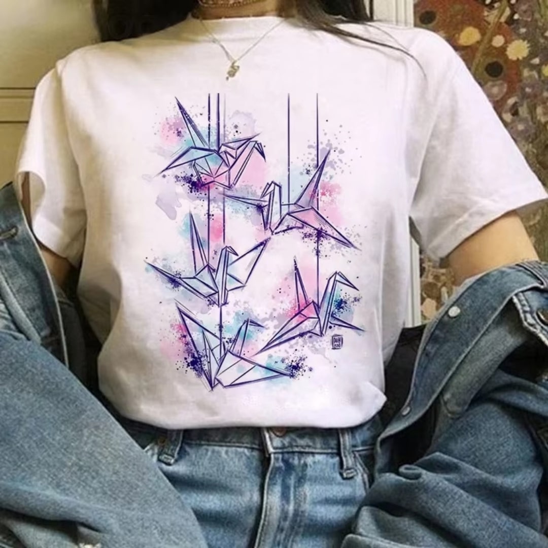 T-shirt blanc artistique avec design de grues origami