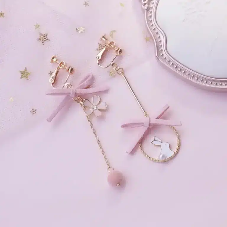 Boucles D'oreilles à Clip Asymétriques avec Sakura Rose et Doré, Lapin et Fleur de Cerisier - galerie 3846