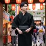 Kimono-Yukata-Homme-Noir-en-Coton-y-Fines-Rayures-avec-Ceinture-picture-9444