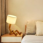 Lampe-Articulee-en-Bois-en-Forme-de-Robot-avec-Abat-jour-galerie-1971