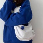 Sac-a-Bandouliere-Decontracte-Japonais-avec-zip-et-Badges-galerie-7798