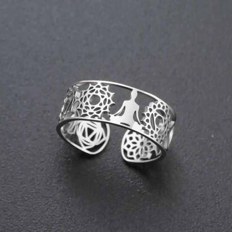 Bague 7 chakras ajustable avec motifs ajourés