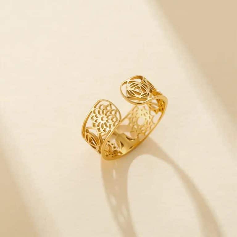 Bague 7 chakras ajustable avec motifs ajourés