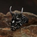 Bague de démon japonais oni en acier inoxydable avec cornes et détails gravés