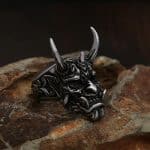 Bague de démon japonais oni en acier inoxydable avec cornes et détails gravés