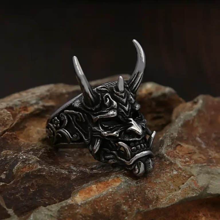 Bague de démon japonais oni en acier inoxydable avec cornes et détails gravés