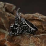 Bague de démon japonais oni en acier inoxydable avec cornes et détails gravés