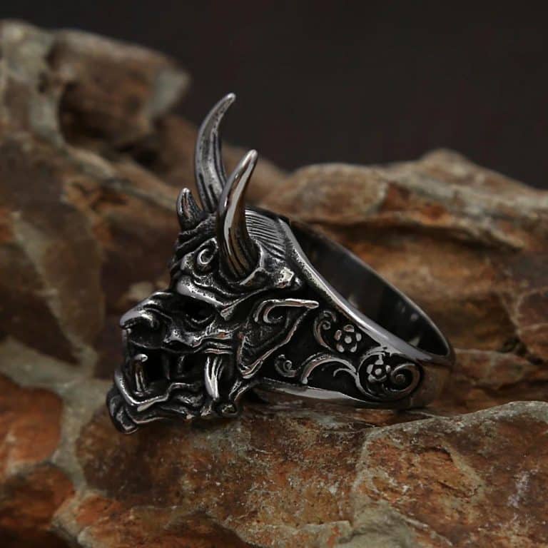Bague de démon japonais oni en acier inoxydable avec cornes et détails gravés