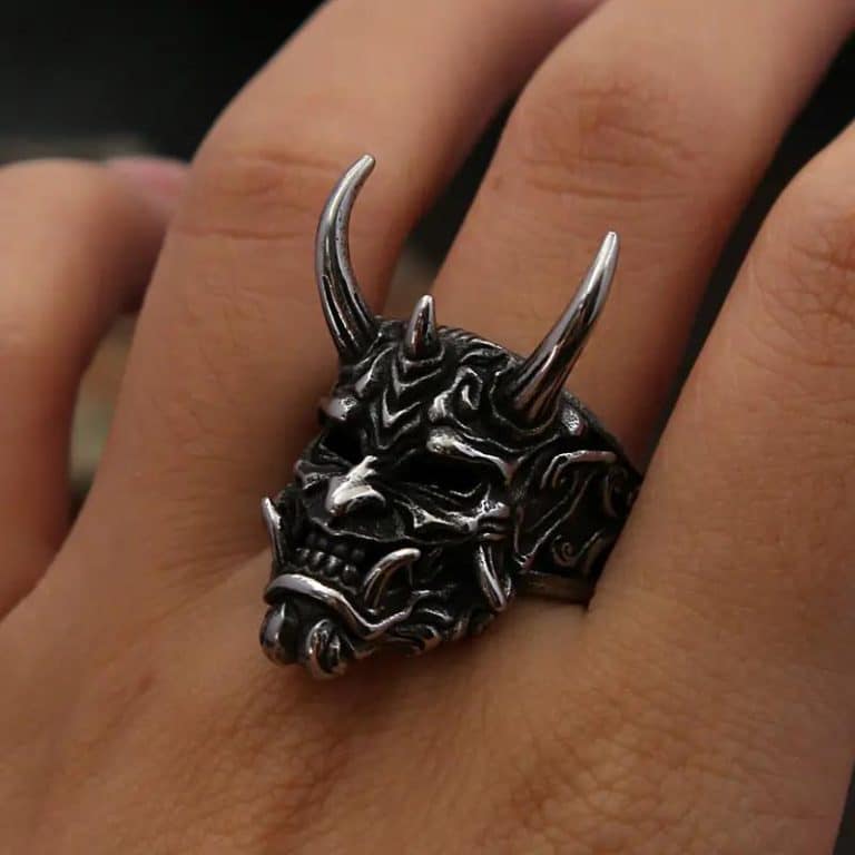 Bague de démon japonais oni en acier inoxydable avec cornes et détails gravés