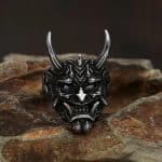 Bague de démon japonais oni en acier inoxydable avec cornes et détails gravés