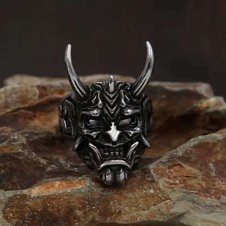 Bague de démon japonais oni en acier inoxydable avec cornes et détails gravés