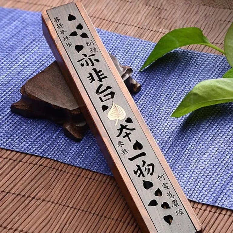 Boîte à encens avec motifs sculptés à L’encre japonaise sumi