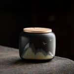 Boîte à thé en céramique artisanale avec motifs gravés de montagnes et d’oiseaux