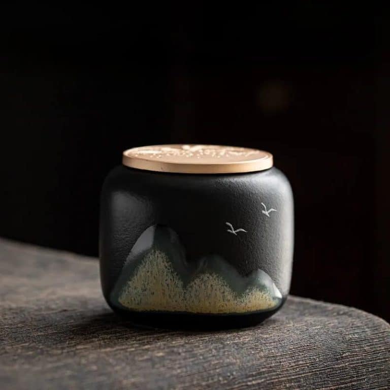 Boîte à thé en céramique artisanale avec motifs gravés de montagnes et d’oiseaux