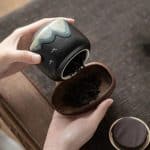 Boîte à thé en céramique artisanale avec motifs gravés de montagnes et d’oiseaux