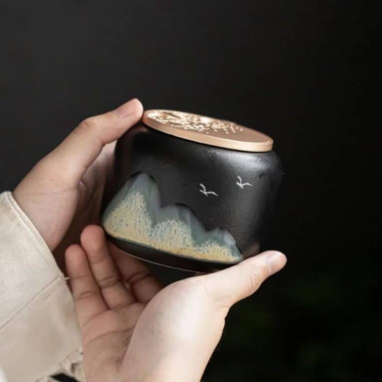 Boîte à thé en céramique artisanale avec motifs gravés de montagnes et d’oiseaux