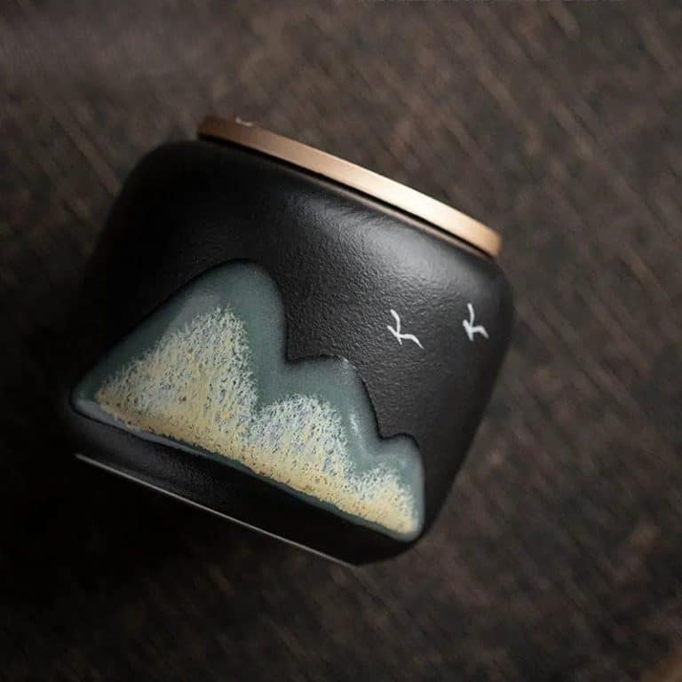 Boîte à thé en céramique artisanale avec motifs gravés de montagnes et d’oiseaux