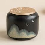 Boîte à thé en céramique artisanale avec motifs gravés de montagnes et d’oiseaux