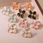 Boucles d'oreilles en forme de fleur à pétales émaillés marbrés