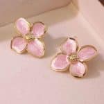 Boucles d'oreilles en forme de fleur à pétales émaillés marbrés - Rose