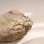 Boucles d'oreilles en forme de fleur à pétales émaillés marbrés - Nacré