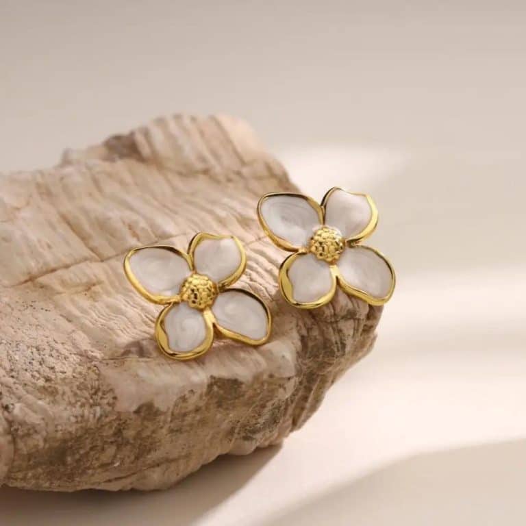 Boucles d'oreilles en forme de fleur à pétales émaillés marbrés - Nacré
