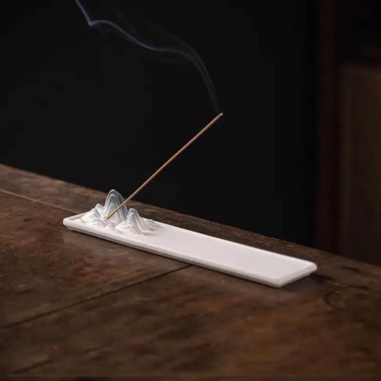 Brûleur d'encens Jiangshan en céramique avec sculpture de montagnes - Blanc