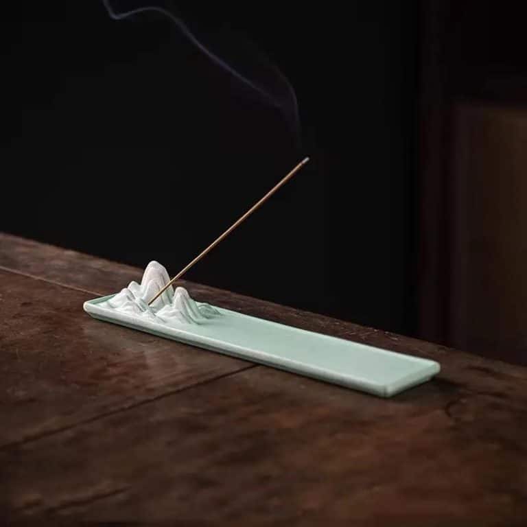 Brûleur d'encens Jiangshan en céramique avec sculpture de montagnes - Vert