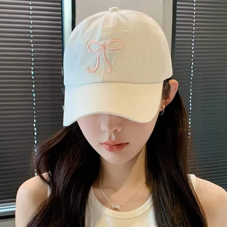 Casquette femme avec broderie de nœud décoratif