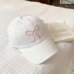 Casquette femme avec broderie de nœud décoratif