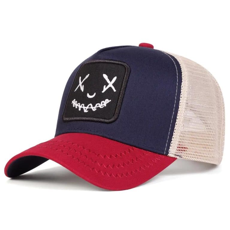 Casquette trucker avec patch brodé à visage souriant