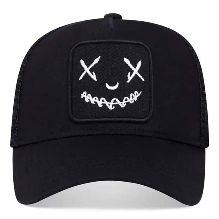 Casquette trucker avec patch brodé à visage souriant