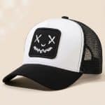 Casquette trucker avec patch brodé à visage souriant