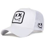 Casquette trucker avec patch brodé et visage souriant - Blanc