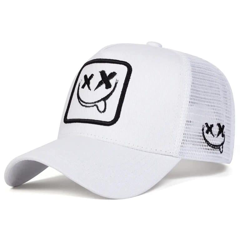 Casquette trucker avec patch brodé et visage souriant - Blanc