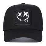 Casquette trucker avec patch brodé et visage souriant