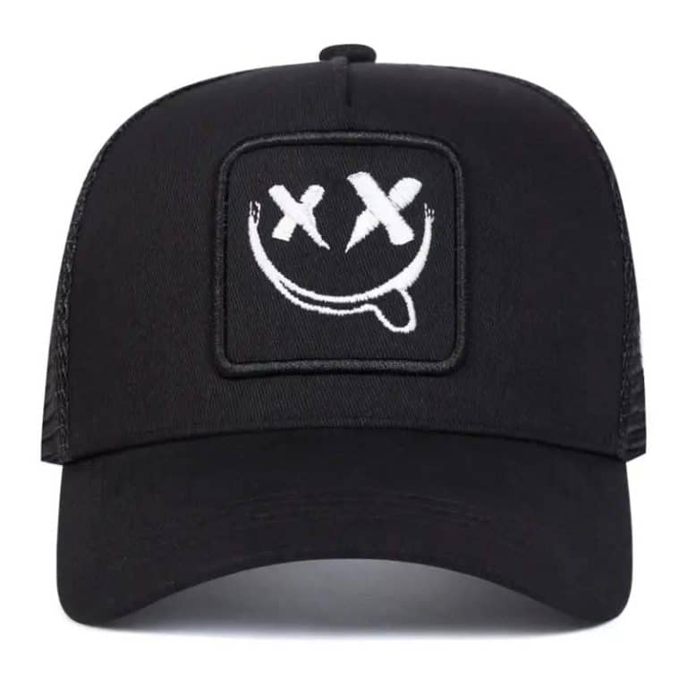 Casquette trucker avec patch brodé et visage souriant