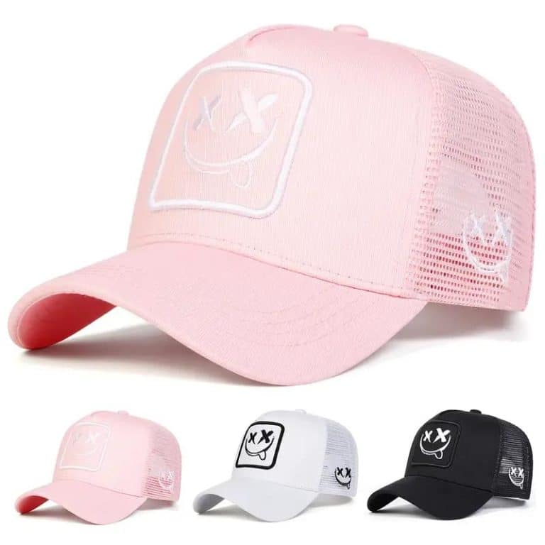 Casquette trucker avec patch brodé et visage souriant