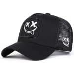 Casquette trucker avec patch brodé et visage souriant