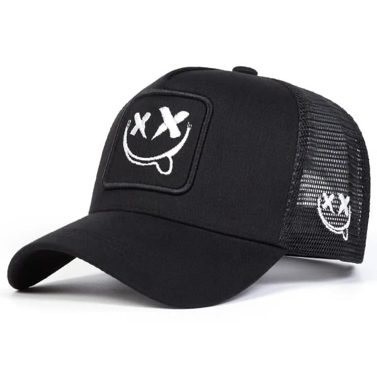 Casquette trucker avec patch brodé et visage souriant