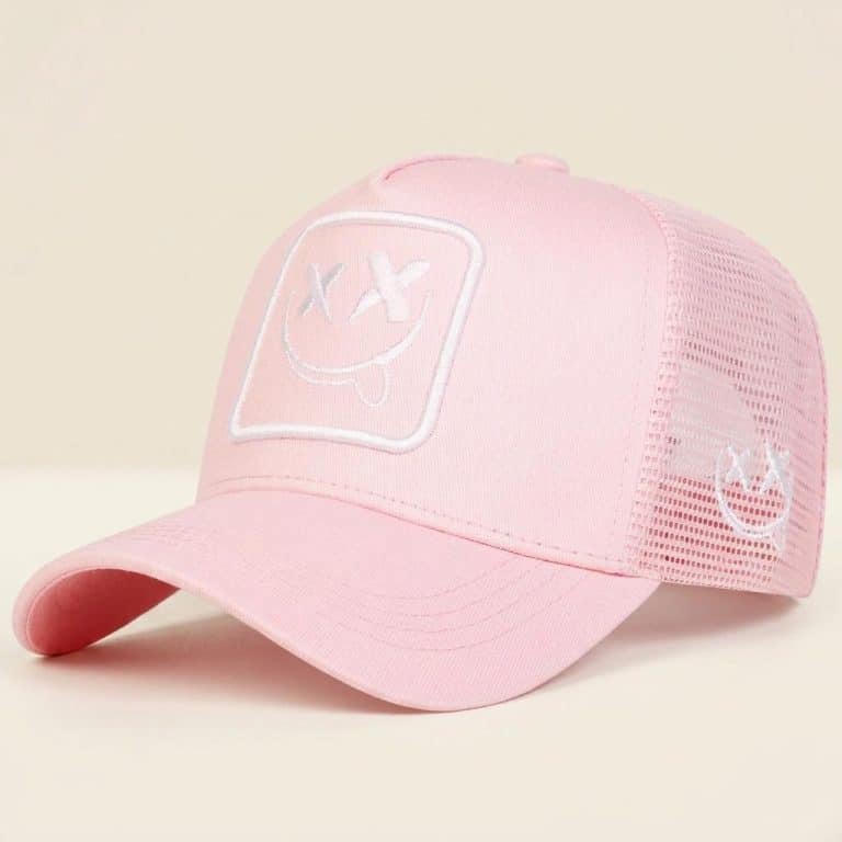 Casquette trucker avec patch brodé et visage souriant