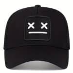 Casquette trucker avec visage neutre brodé et filet respirant