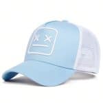 Casquette trucker avec visage neutre brodé et filet respirant - Bleu Ciel