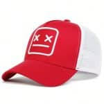 Casquette trucker avec visage neutre brodé et filet respirant - Rouge