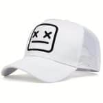 Casquette trucker avec visage neutre brodé et filet respirant - Blanc