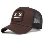 Casquette trucker avec visage neutre brodé et filet respirant - Marron