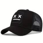 Casquette trucker avec visage neutre brodé et filet respirant - Noir